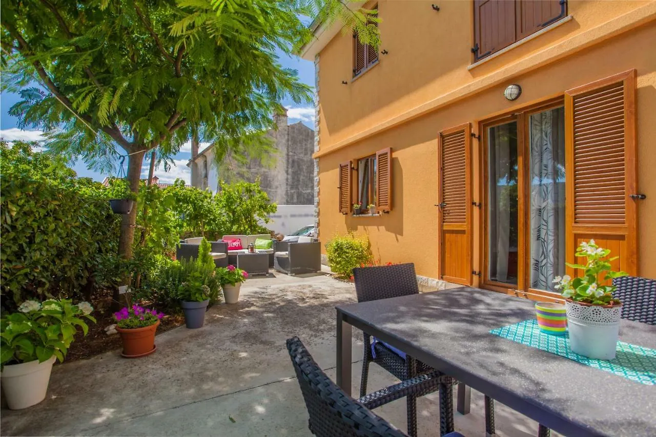 Apartman Madlen Cres Appartamento